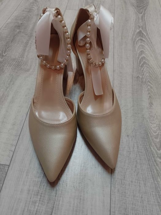 (40/41) Złote, bogato zdobione czółenka wieczorowe z perłami, NOWE
