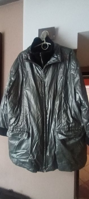 Ciekawa kurtka w kolorze srebrnym