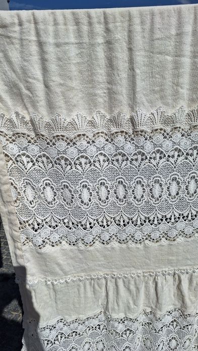 Vendo coberta de linho e renda