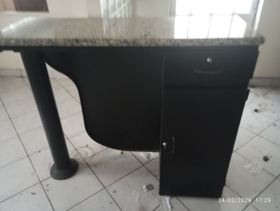 Balcão e artigos para cabeleireiro ou estética