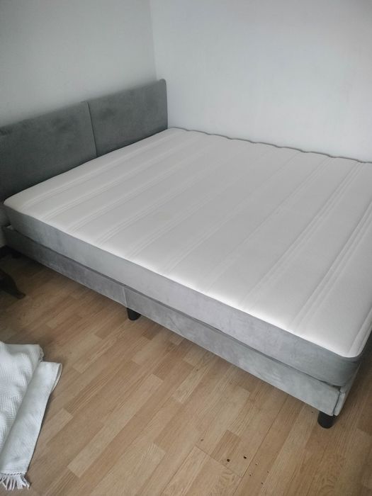 Cama em veludo com colchão e topper