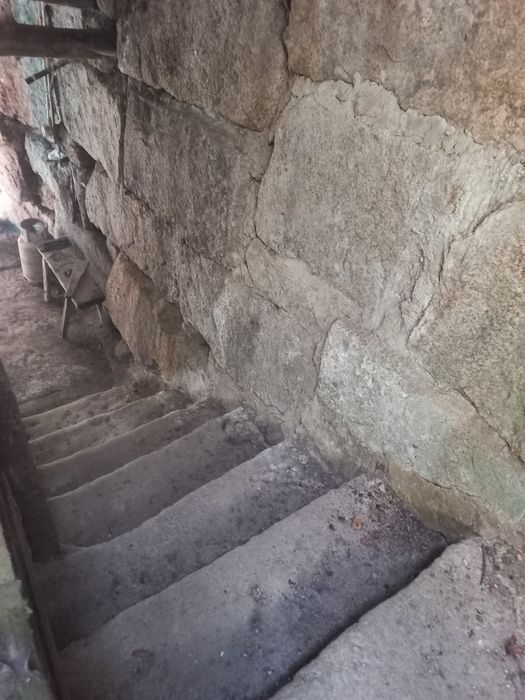 Moradia  independente em pedra com terreno
