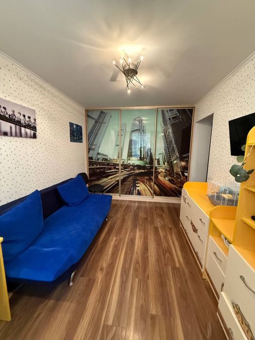 Продам трикімнатну квартиру на Черемушках. Держпрограми