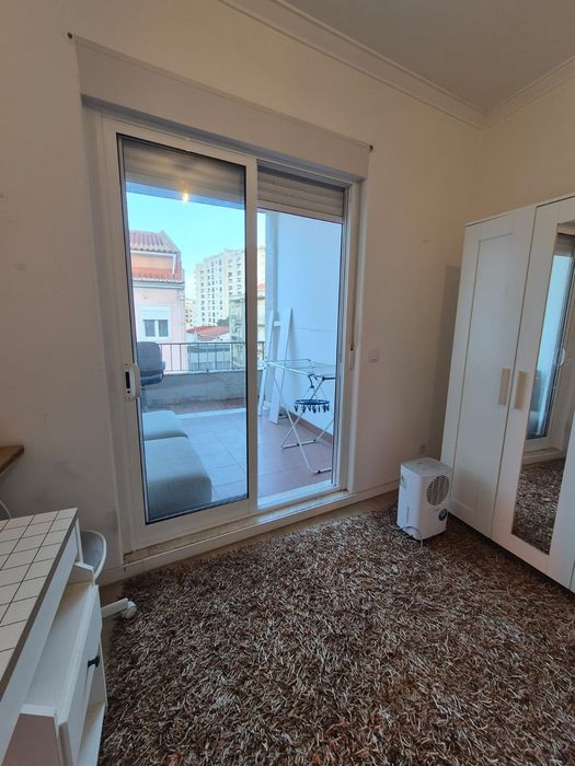 Quarto para arrendar em T2 – Campolide, Lisboa