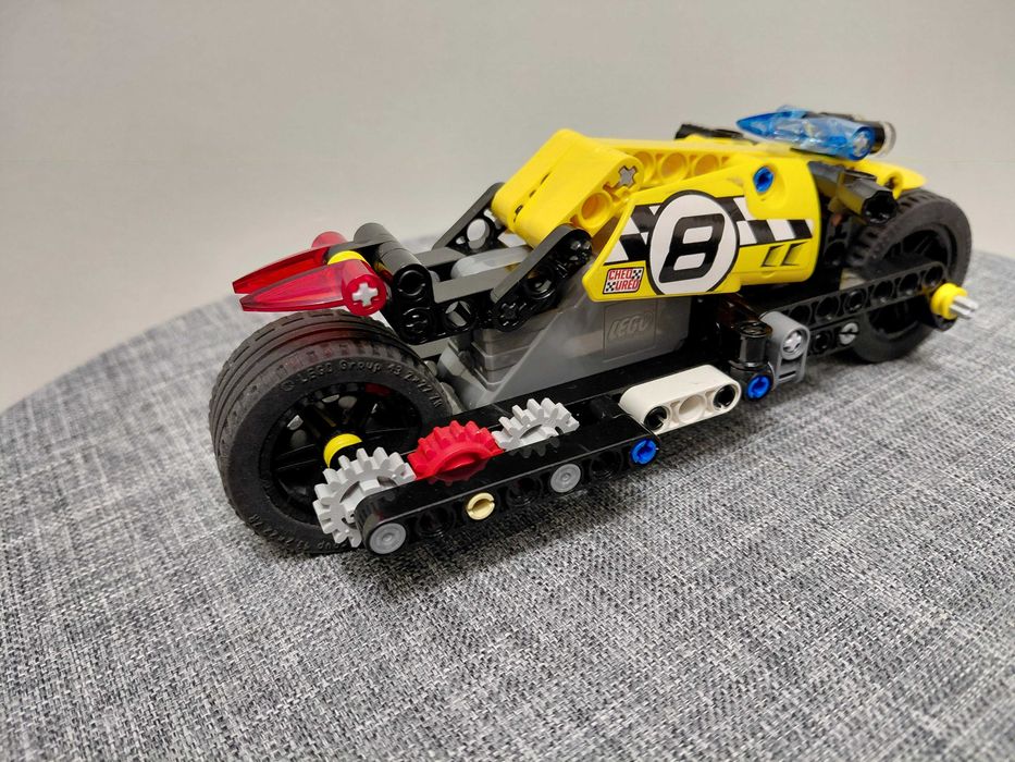 Kaskaderski motocykl z zestawu - LEGO TECHNIC 42058 - Sam motocykl