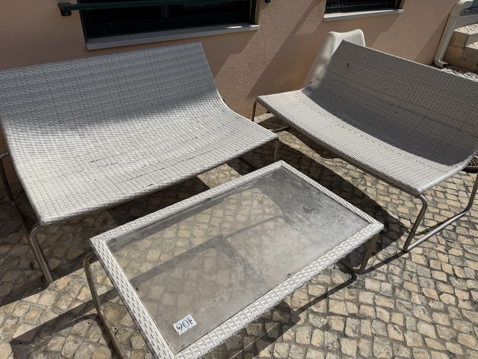 Sofãs e mesa de jardim exterior