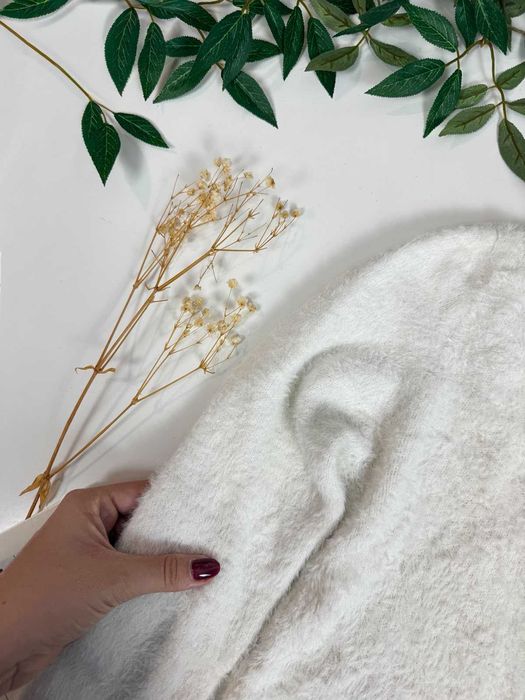 Biały puszysty mięciutki sweter soft & cozy ecru