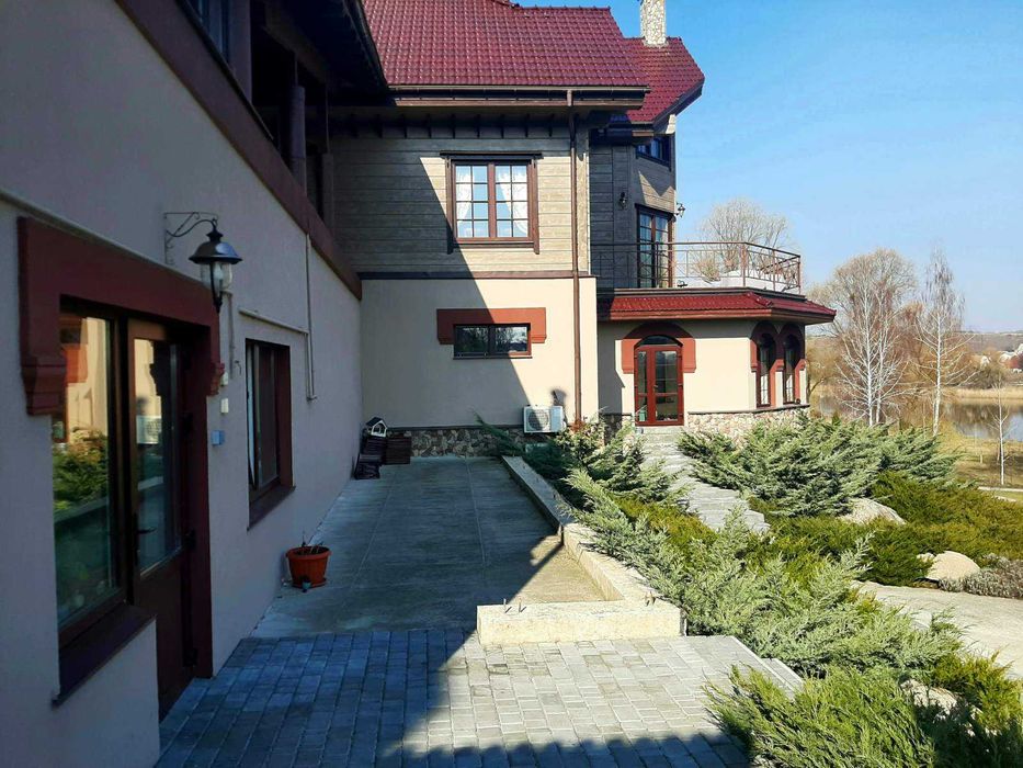 Дом 950кв. ,VIP уровня,на берегу озера, 7 спален.Бассейн с подогревом.