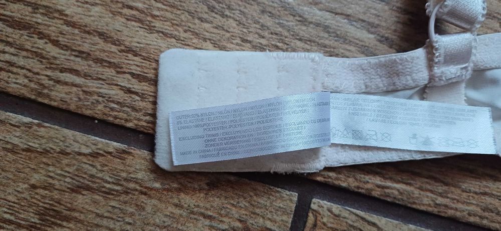 Kremowy biustonosz Secret Possessions w r. 85 E