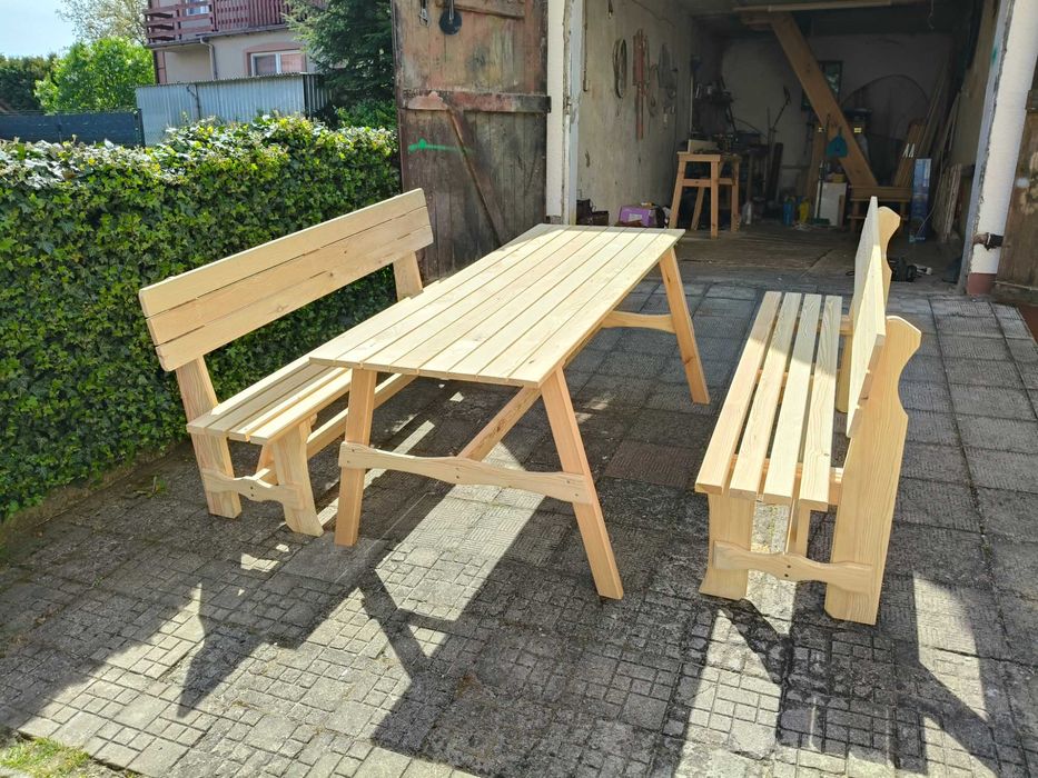 Ładny komplet do ogrodu stół i ławki