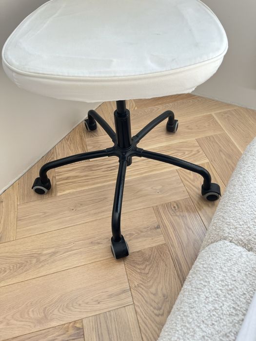 Biale krzeslo obrotowe na kolkach ikea biurowe