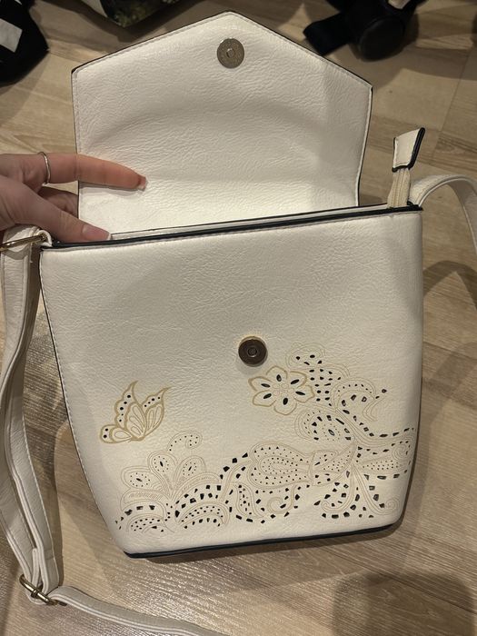 Biała skórzana torebka z paskiem