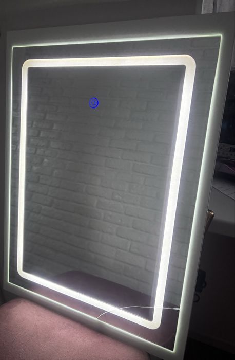 Prosta toaletka z wysuwanym lustrem + mały taboret.