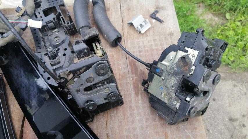Петлі дверей кришки багажника ,замки Renault Megane 3