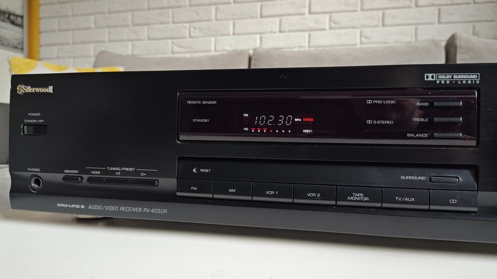 Sherwood  RV-4050R amplituner AV, Dolby Pro-Logic. Pilot.