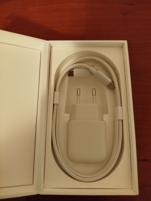 Dispositivo eletrônico azul.