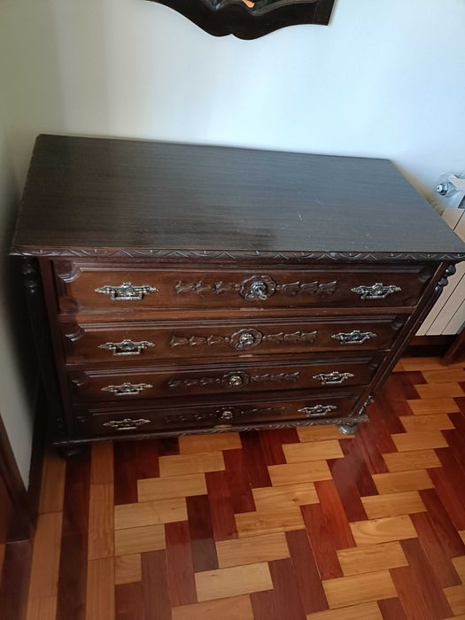 Quarto em madeira maciça estilo antigo
