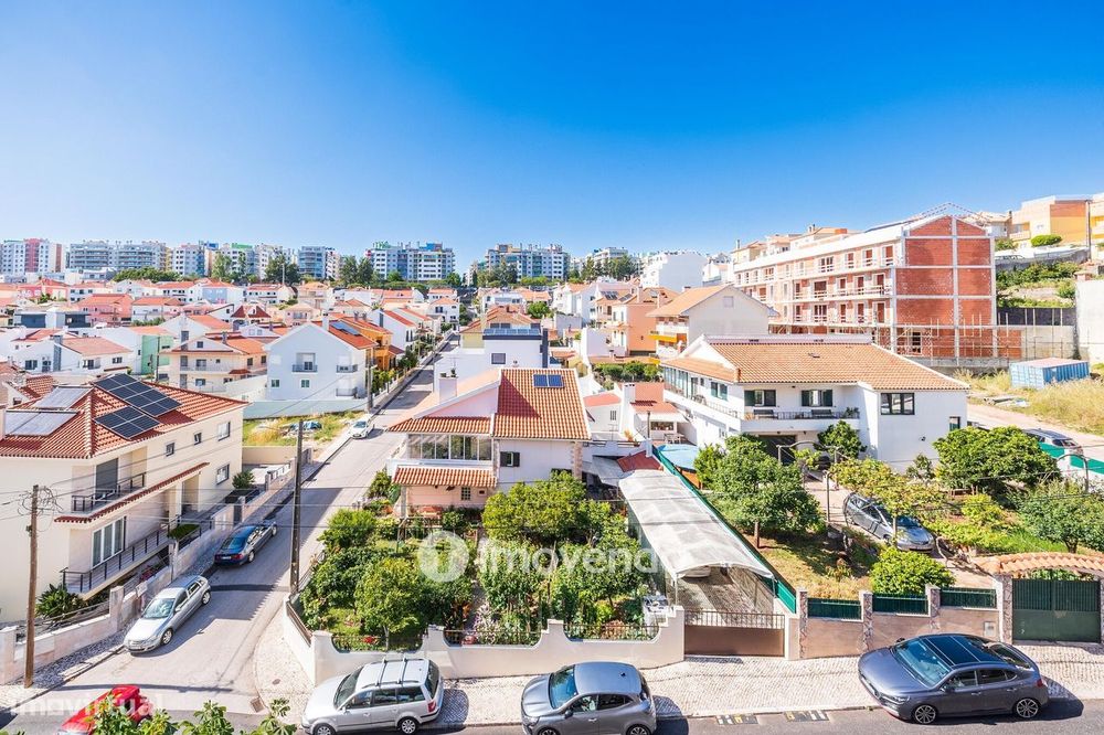 Apartamento T2, com lugar de estacionamento e arrecadação, na Ramada