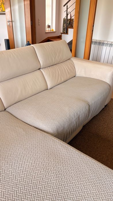 Sofá couro com chaise lounge e canto reclinado