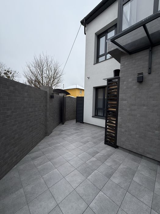 Продам кутовий котедж, в центральній частині міста.