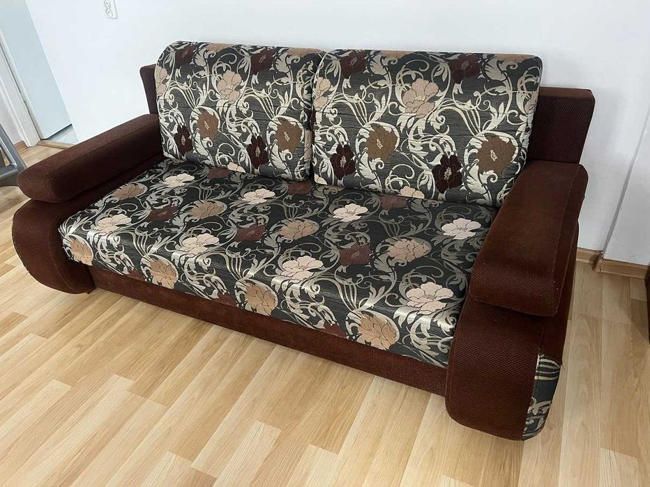 Kanapa rozkładana z pojemnikiem na pościel