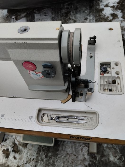 Продам швейную промышленную машину Промтекс