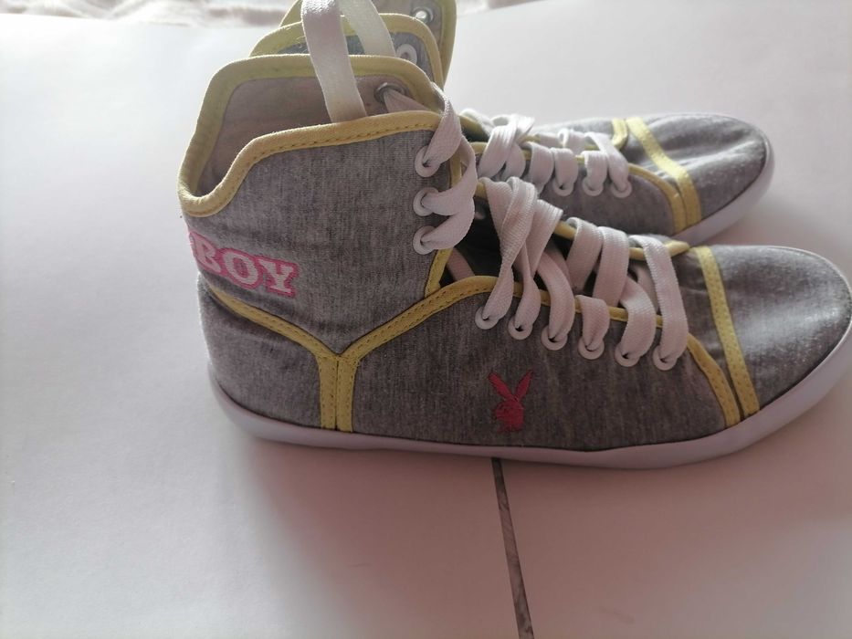 Szare trampki playboy