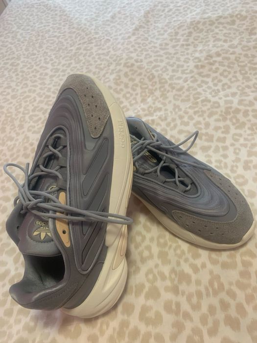 білим Adidas Ozelia