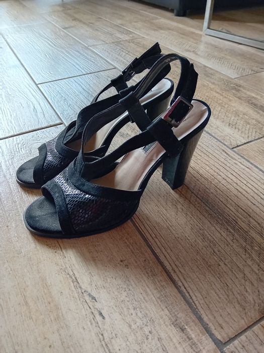 Śliczne sandaly damskie jak nowe 39