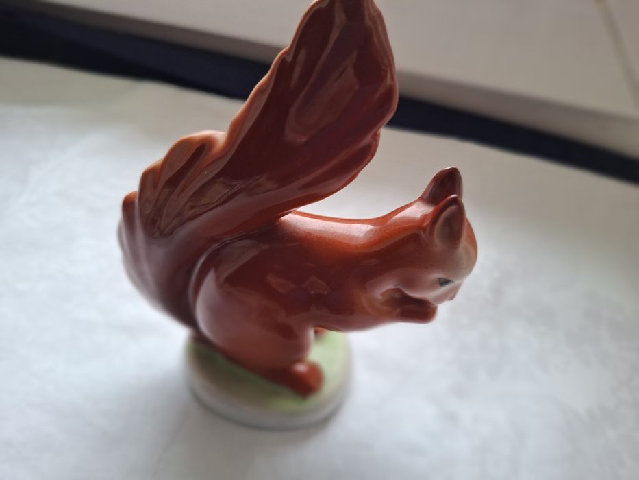 Porcelanowa figurka wiewiorka Hollohaza nr2