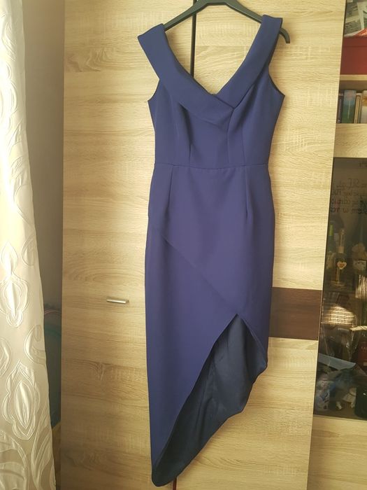 Elegancka granatowa sukienka balowa z wycietym bokiem na nogę