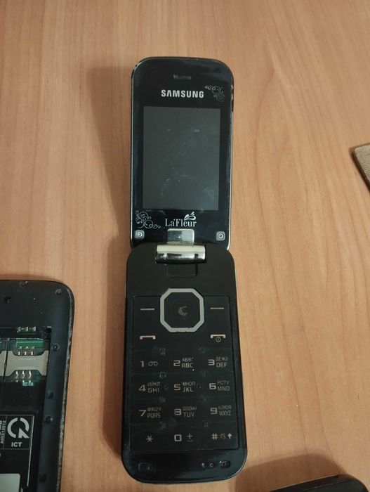 4 непрацюючих телефона(1смартфон та3 кнопочних)+тонка зарядка на Nokia