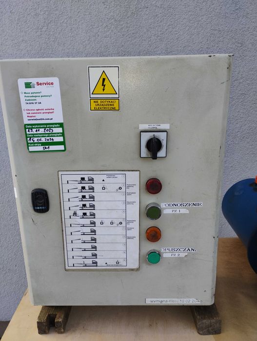 Zasilacz do rampy z centralą sterującą i siłownikiem hydraulicznym.