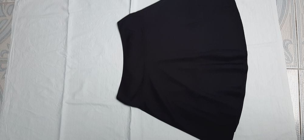 Rezerwacja Czarna rozkloszowana spódnica Simple 42 44