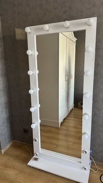 Дзеркало з підсвіткою