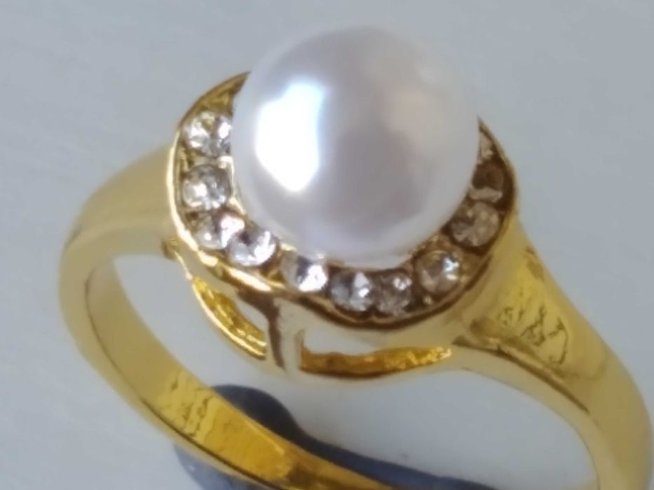 (NOVO, PORTES GRÁTIS) Anel Dourado com Zircónias Brancas e uma Pérola