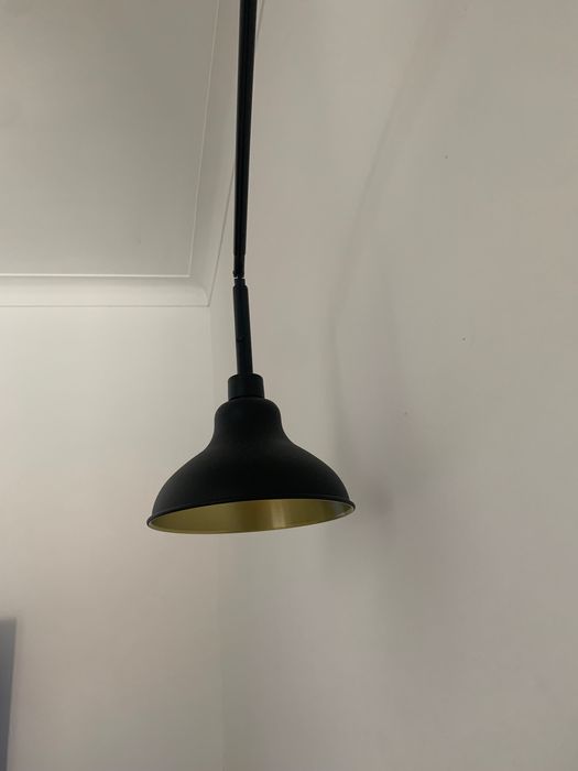 Candeeiro de pé em arco com abajour cor preta da marca ikea