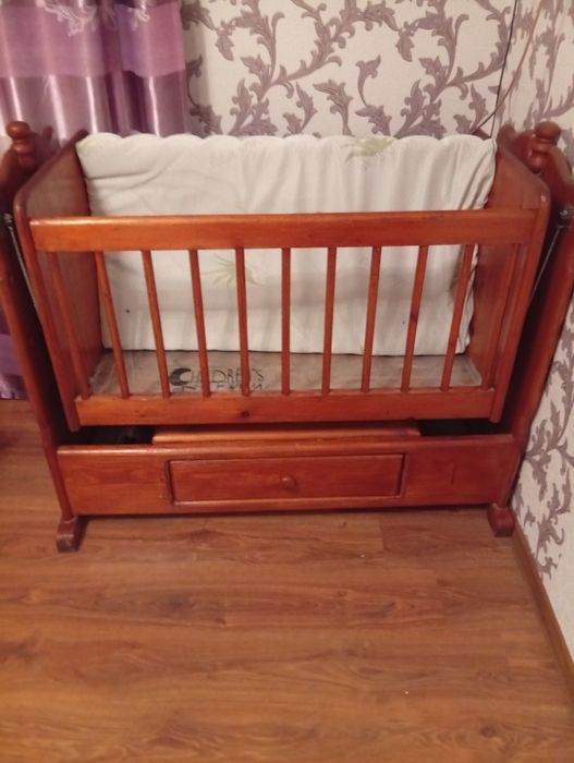 Дитяче ліжко.продам з матрасиком.1200.без торгу самовивіз.