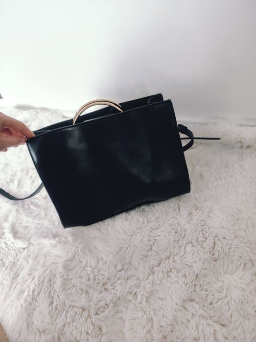 Torebka czarna na ramię złote dodatki