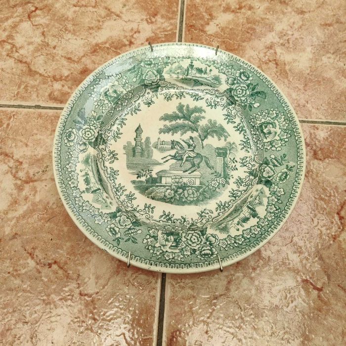 Pratos antigos da Real Fábrica de Sacavém