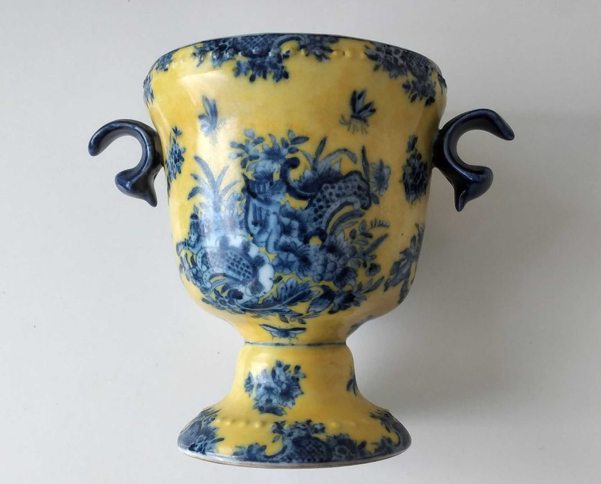 Pote com tampa e pegas laterais, China