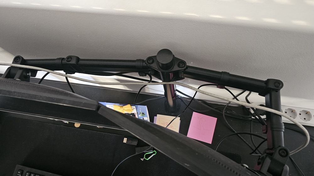 Dois monitores 24pol Asus com braço articulado