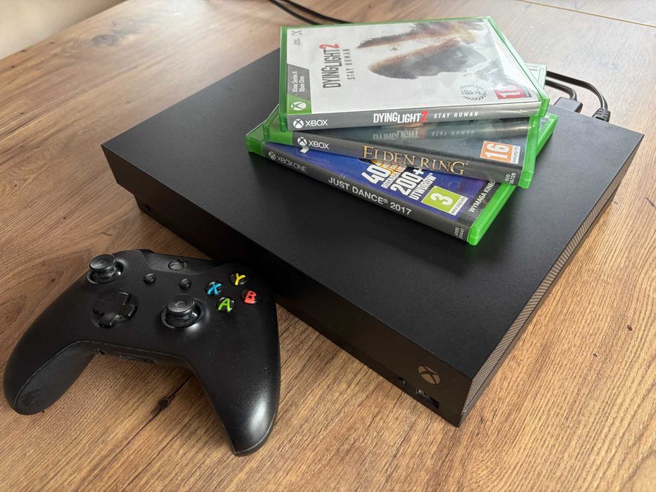 Sprzedam konsolę Xbox One X + 3 gry