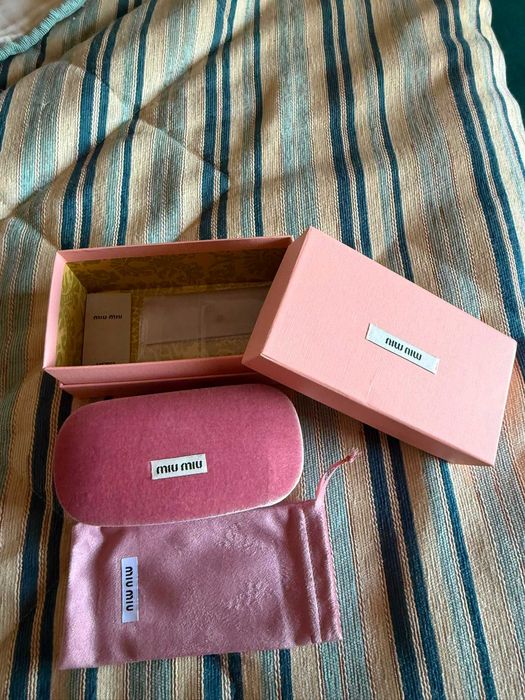 Óculos Miu Miu com caixa e acessórios