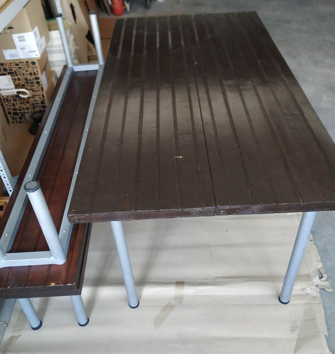 Mesa com 2 bancos em muito bom estado