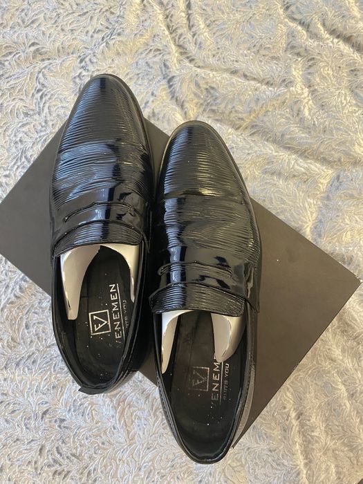 Mokasyny loafersy męskie lakierowane prążki 41