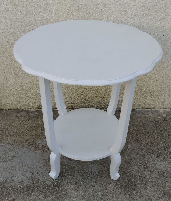 Mesa de apoio redonda branca de estilo clássico