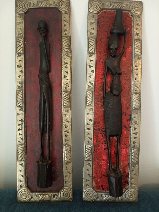 Conjunto de paineis de parede / Quadros tradicionais em metal  trabalhado com estatueta tribal africana esculpida em madeira 54 cm x 15 cm