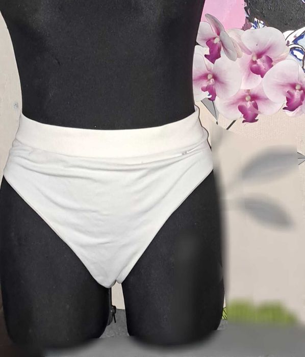 Airism Seamless Bikini ShortЖенские плавки от Uniqlo X Alexander Wang