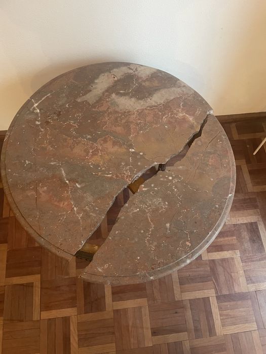Mesa pequena antiga